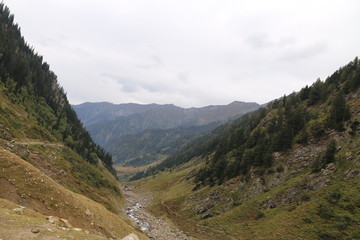 Obraz premium Small river passing through between the rocks 