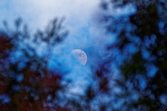 lune cach&eacute;e