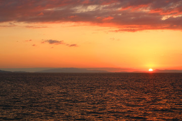 Sunset / 山の向こうへ夕日が沈む