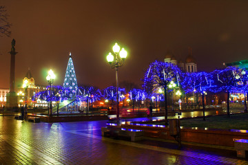 Fototapeta na wymiar city square decorated for Christmas