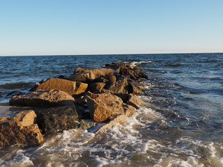 Fototapeta na wymiar Steinbuhnen am Strand auf Cape Cod, Massachusetts