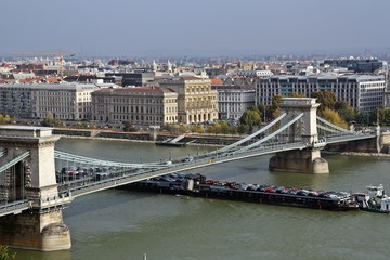 Fototapeta premium Puente de las cadenas y barco carguero en Budapest.