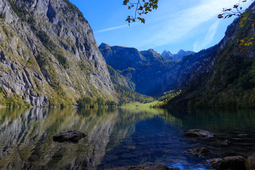 Fototapeta na wymiar Spiegelungen im Bergsee
