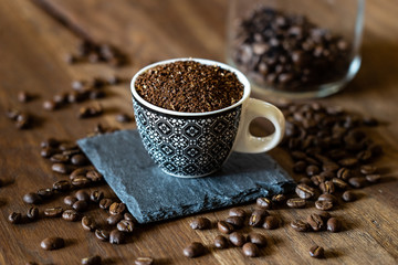 Kaffeepulver in Espressotasse