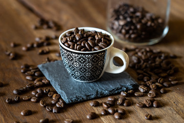 Kaffeebohnen in Espressotasse
