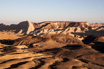 Fototapeta na wymiar Tramonto nel deserto all'interno del Maktesh Ramon