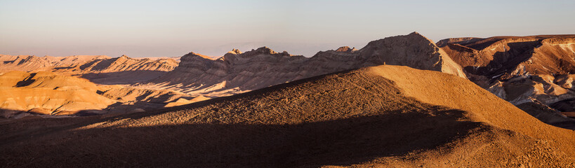 Tramonto nel deserto all'interno del Maktesh Ramon