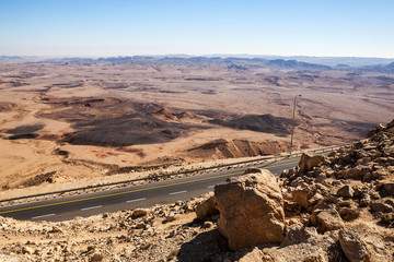 Strada nel deserto sul bordo del Makhtesh Ramon