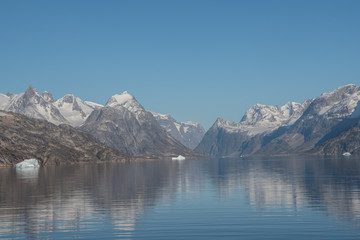 Spiegelnde Berge im Skjoldungensund in Ost-Grönland