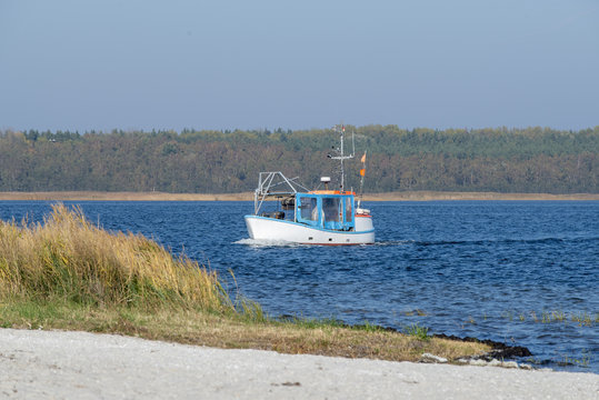 Fototapeta Fischkutter vor der Hafeneinfahrt von Barhöft, Mecklenburg-Vorpommern, Deutschland