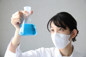 実験する研究者