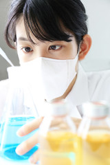 実験する研究者