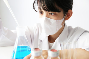 実験する研究者