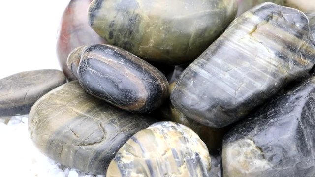 Bunte Kieselsteine auf drehender Platte