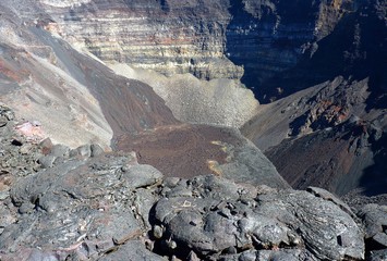 Au fond du cratère du Piton de la Fournaise  © Alain Crépin