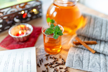Entspannung beim Lesen mit einem guten Glas Tee