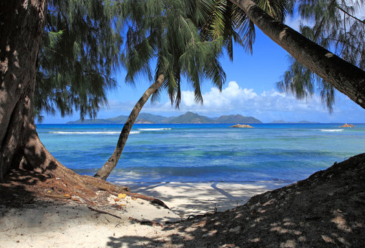 Plage sauvage et lagon bleu des Seychelles