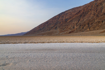 lago salato nel deserto 