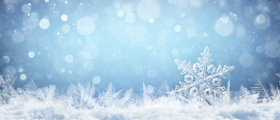 Naklejka premium Snowflake On Natural Snowdrift Close Up - Christmas And Winter Background 