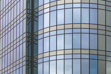 Fototapeta na wymiar Фасад стеклянного современного городского здания.Горизонтально.