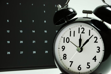 clock and calendar. black and white. 　白黒の時計とカレンダー。
