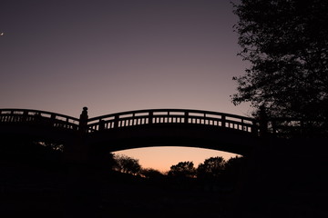 夕暮れに浮かぶ橋のシルエット