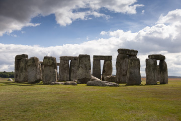 Preciosas vistas de Stonehenge bajo un cielo lleno de nubes