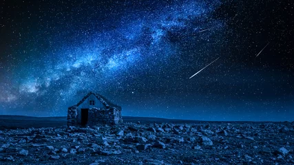  Klein stenen huisje en melkweg met vallende sterren, IJsland © shaiith