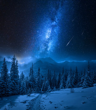Fototapeta Tatry w zimie w nocy i spadające gwiazdy, Polska