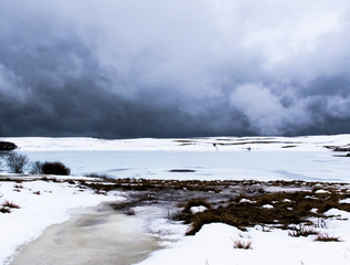 Lac gelé, fonte des neiges, France