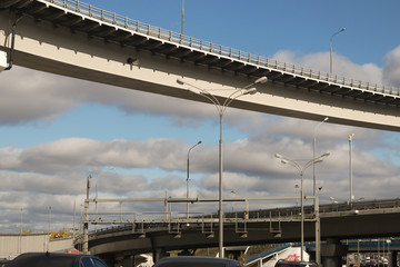 Obraz premium Vehicle overpass on background of cloudy sky