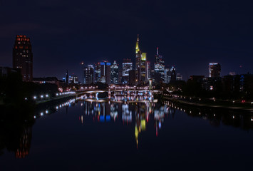 Nächtlicher Blick auf die Skyline von Frankfurt am Main, Hessen, Deutschland 