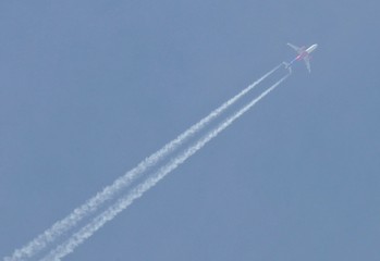 Jet mit Kondensstreifen an einem blauen Himmel
