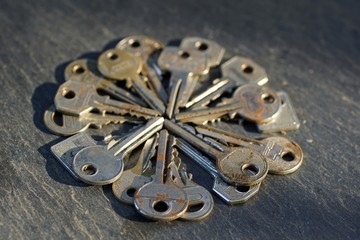 Hintergrundbild: Alte Türschlüssel als Blume