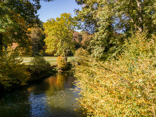 Park Landschaft im Herbst mit herbstlich gefärbten Bäumen,Wiesen und Flüssen in Weimar,Thüringen,Deutschland