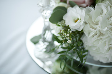 Obraz na płótnie Canvas Closeup fresh white roses decoration table decoration. wedding decor