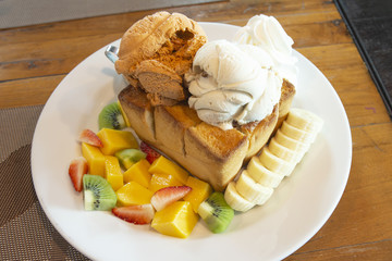 Honey toast with fresh fruit and honey with ice cream recipe