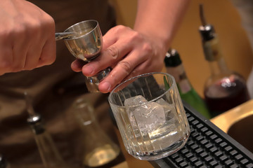 BARMAN E PREPARAZIONE COCKTAIL,  BARMAN AND COCKTAIL PREPARATION