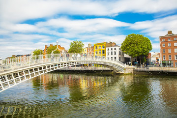Naklejka premium Most Ha'penny i rzeka Liffey, Dublin, Irlandia