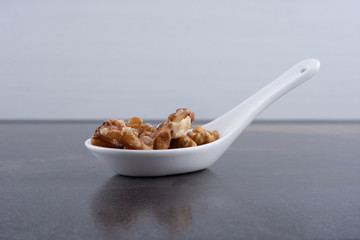nueces en recipiente blanco