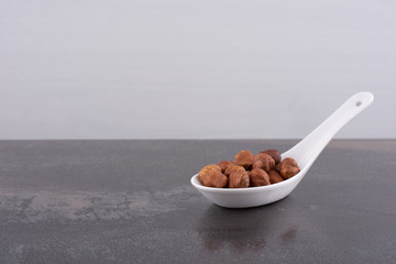 avellanas con cuchara blanca y reflejo