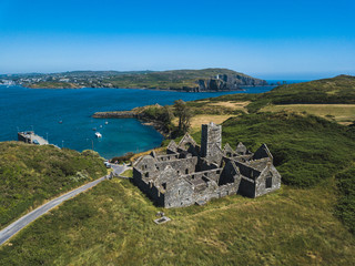 Fototapeta premium Ruins and lighthouse in the bay at Baltimore