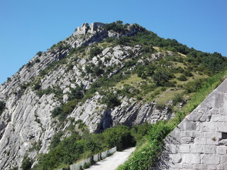 Sicht von der Bastille im Chartreuse Gebirge, es ist eine Ruine auf einem felsigen Berg mit grüner...