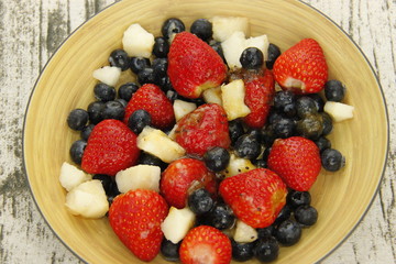 Salade de fruits, fraises, myrtilles, bananes