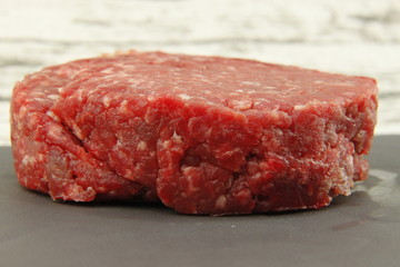 Steak haché cru sur une ardoise