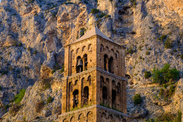 Vue sur l'église du village de Moustiers-Sainte-Marie. Provence, France.