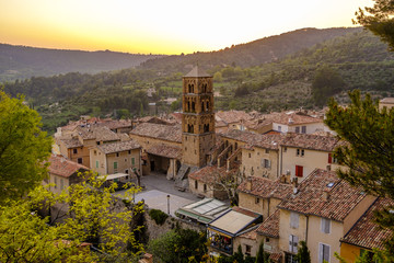 Vue panoramique sur le village de Moustiers-Sainte-Marie. Provence, France. Coucher de soleil.