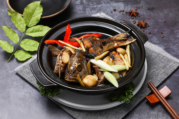 Garlic with mao fish in clay pot