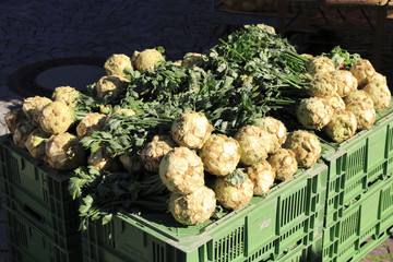 Sellerie Knolle mit grünem Kraut, auf einem Marktstand auf dem Bauernmarkt