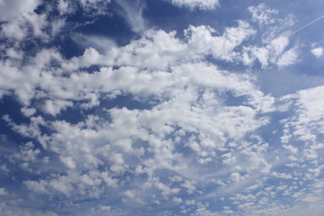 голубое небо и облака